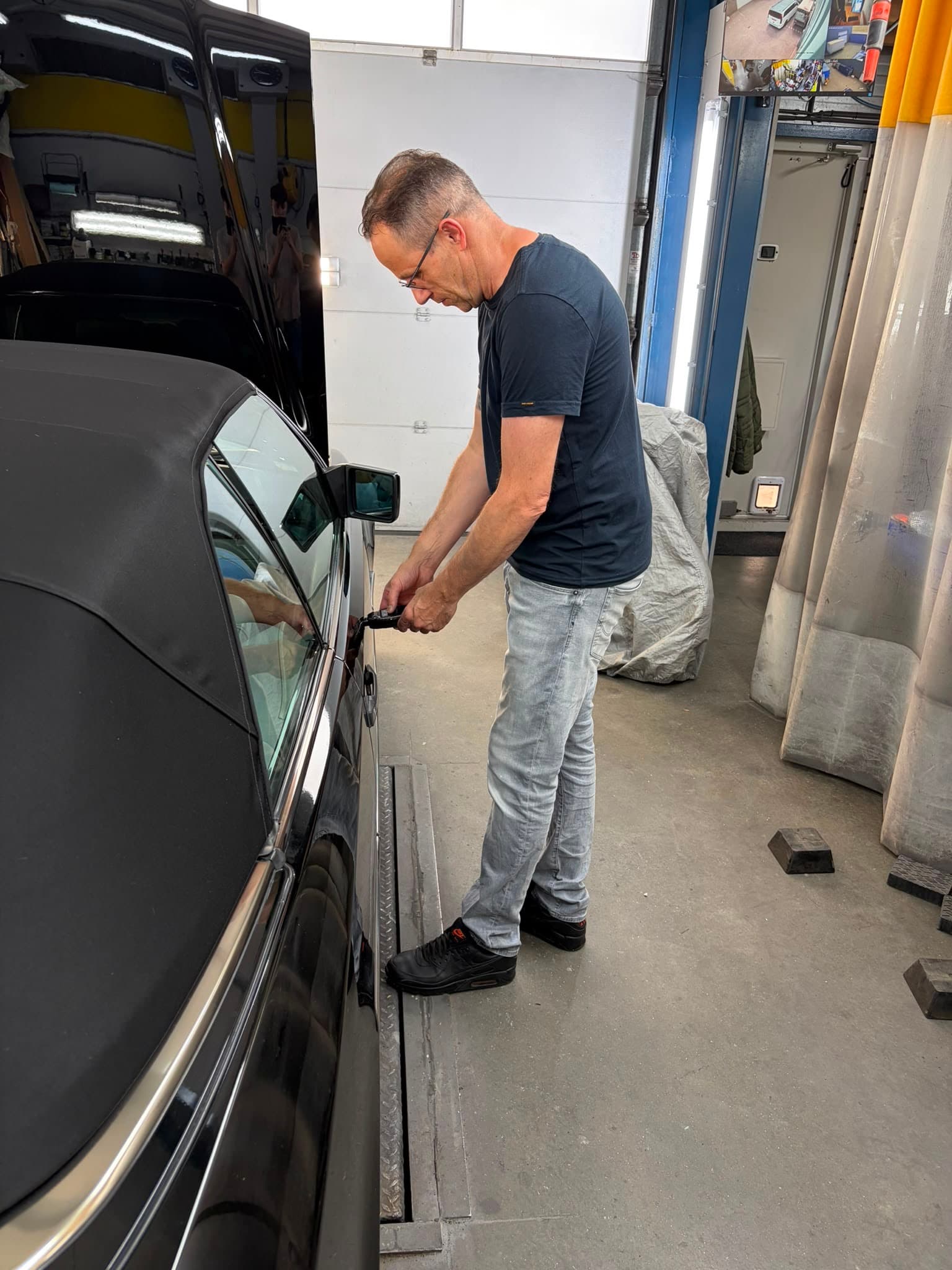 Sander inspecteert een klassieke auto