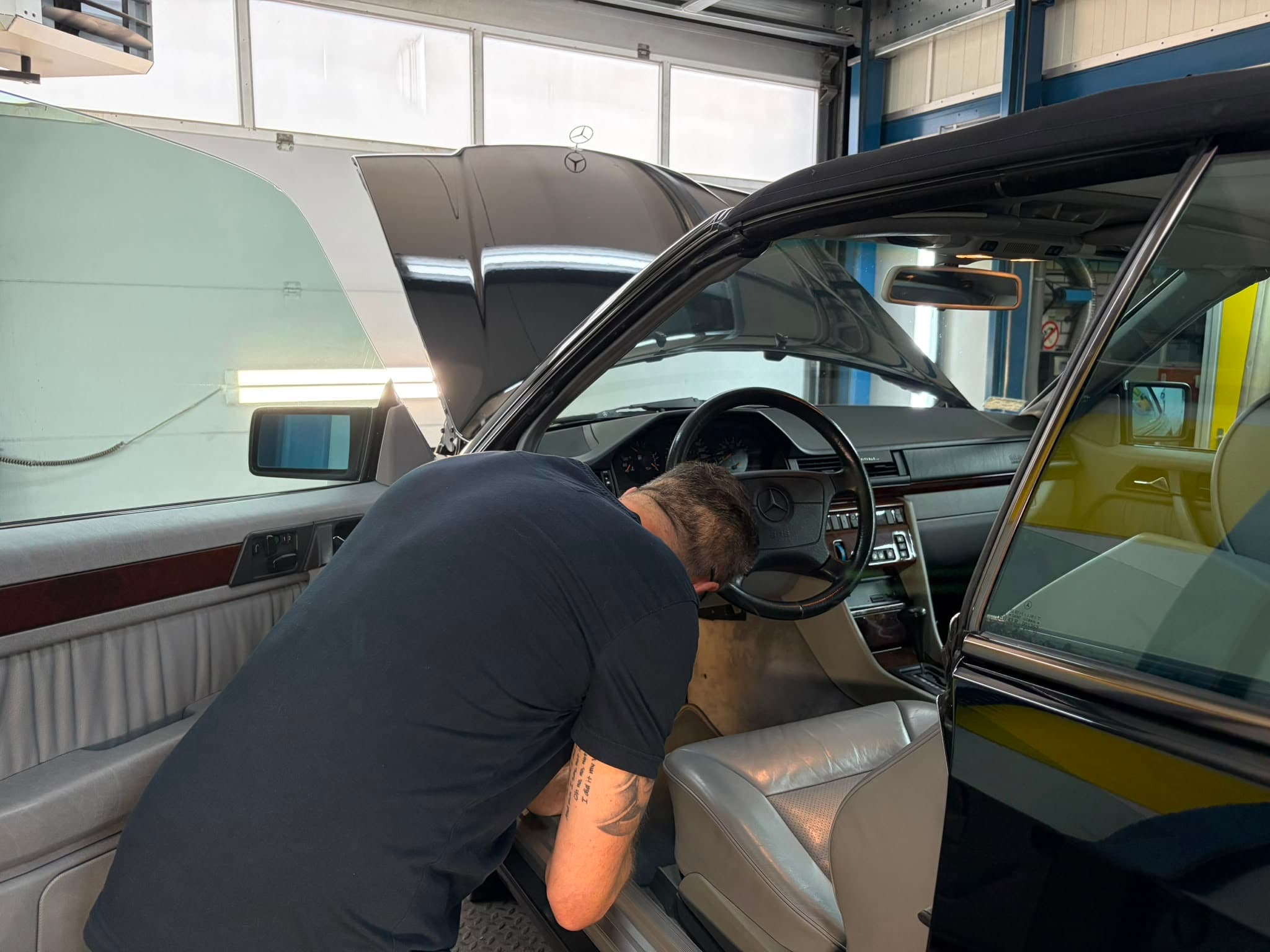 Sander aan het werk in de werkplaats