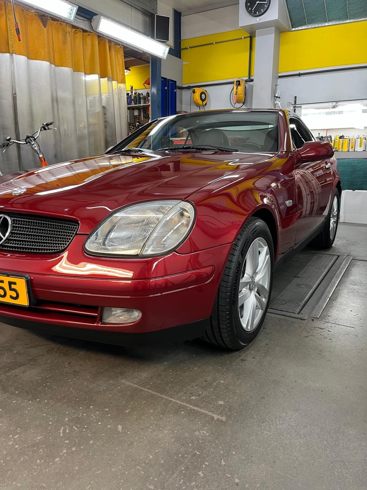 Rode Mercedes tijdens restauratie in de werkplaats